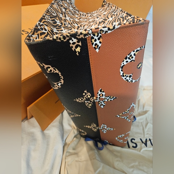 Louis Vuitton OntheGo Jungle - Picture 5 of 15